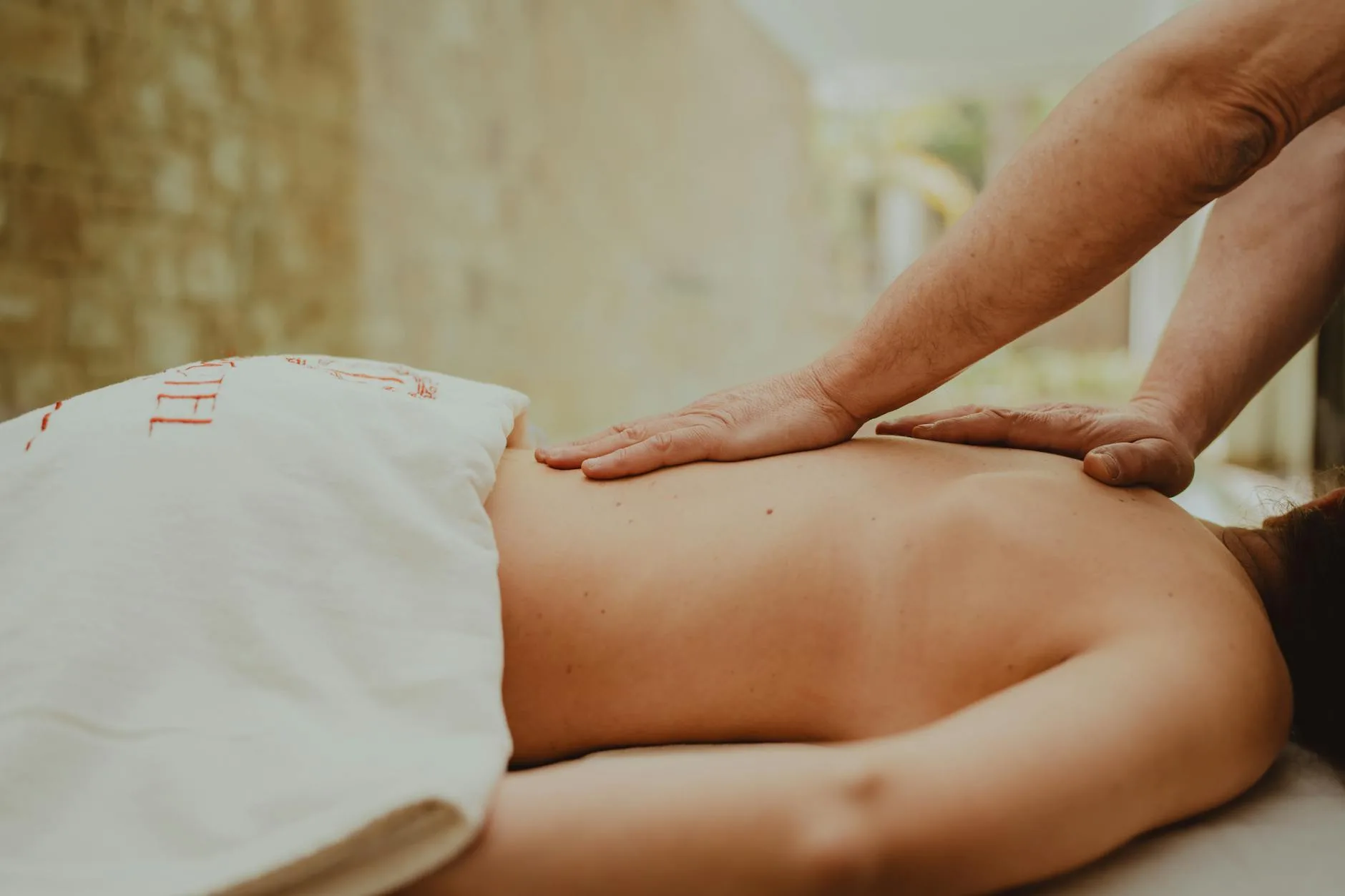 Terapi pijat relaksasi di Jogja Healthy Massage & Therapy, ruang nyaman dengan aroma terapi alami