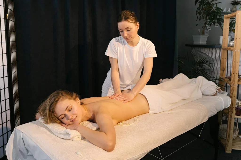 Suasana tenang spa dengan terapis profesional, menawarkan layanan Best Massage Jogja yang menenangkan tubuh