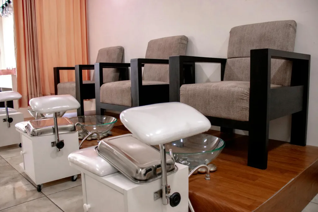 Suasana tenang di tempat spa Yogyakarta dengan interior kayu dan aroma terapi menenangkan